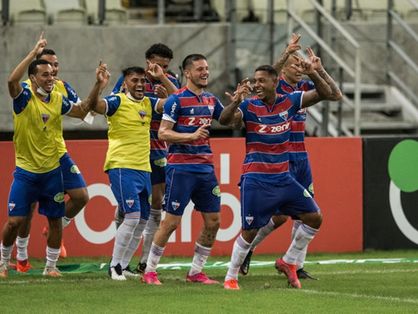 Atletas do Fortaleza comemoram gol