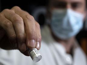 Dose da vacina da Janssen sendo administrada por profissional da saúde