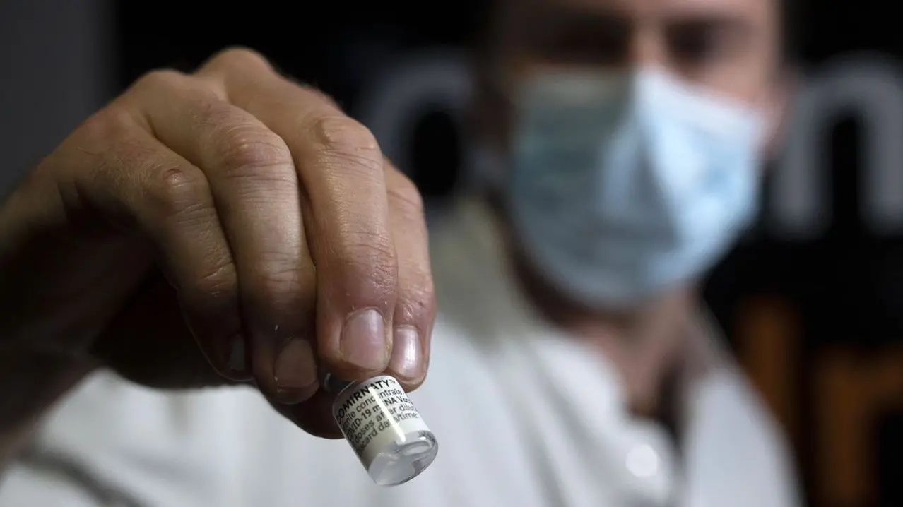 Dose da vacina da Janssen sendo administrada por profissional da saúde