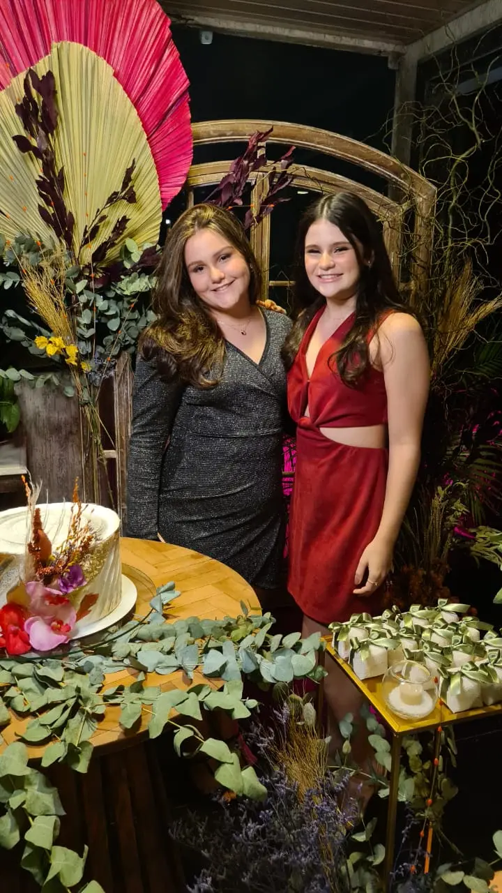 Esta é uma imagem das gêmeas Maria Eduarda e Maria Esther