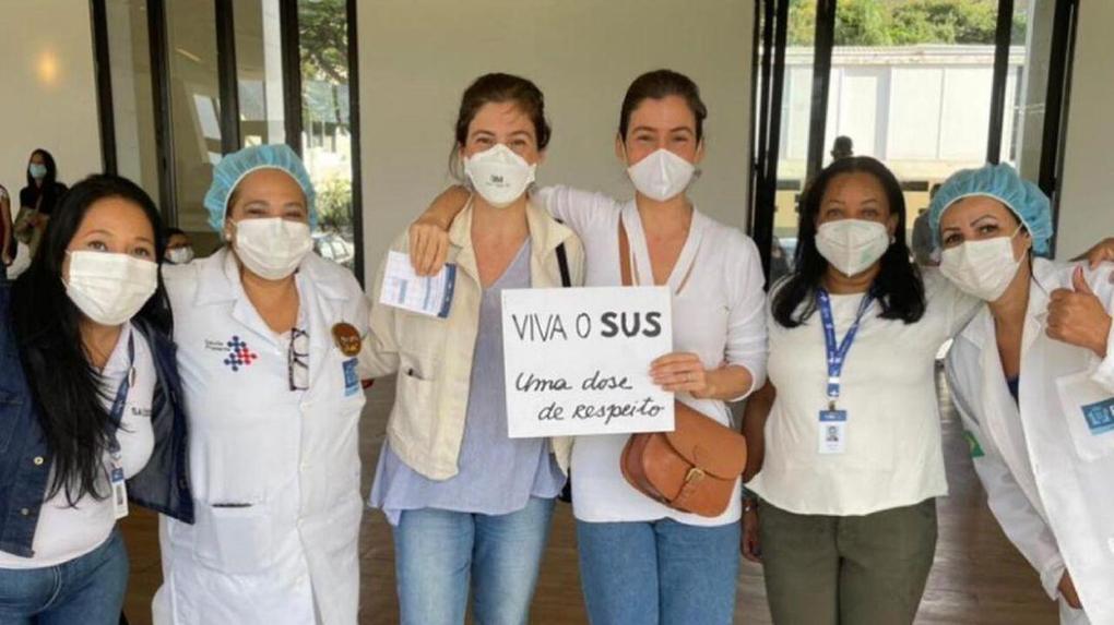 Renata Vasconcellos ao lado da irmã gêmea, Lanza Mazza, e de enfermeiras no Rio de Janeiro