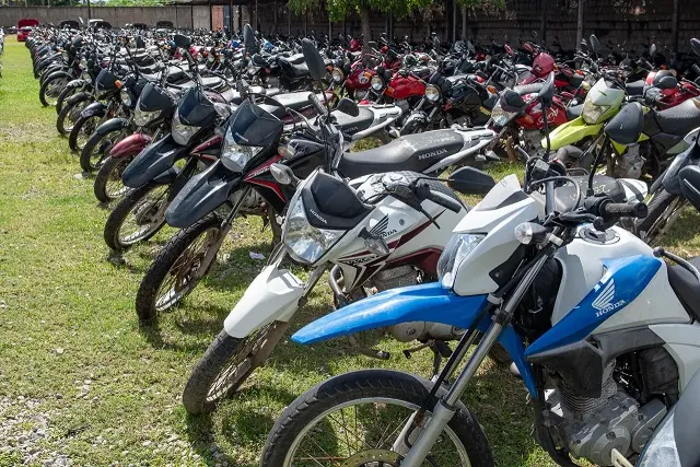 Motos no pátio do Detran-CE