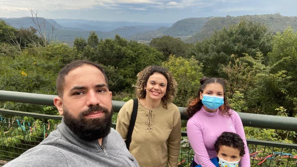 A família de Sarlene Gomes de Souza, 36, está se programando para chegar à Espanha dez dias antes do início do doutorado-sanduíche. Contudo, devido às restrições a brasileiros, eles temem não conseguir.