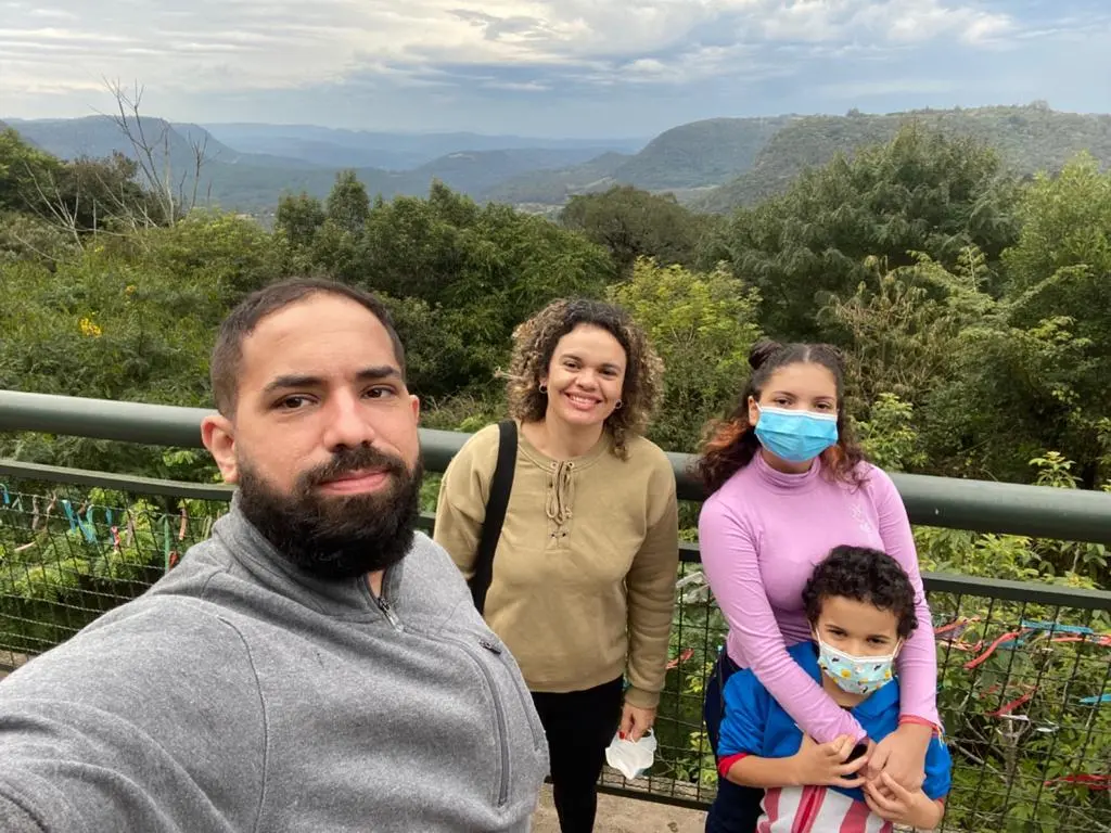 A família de Sarlene Gomes de Souza, 36, está se programando para chegar à Espanha dez dias antes do início do doutorado-sanduíche. Contudo, devido às restrições a brasileiros, eles temem não conseguir.
