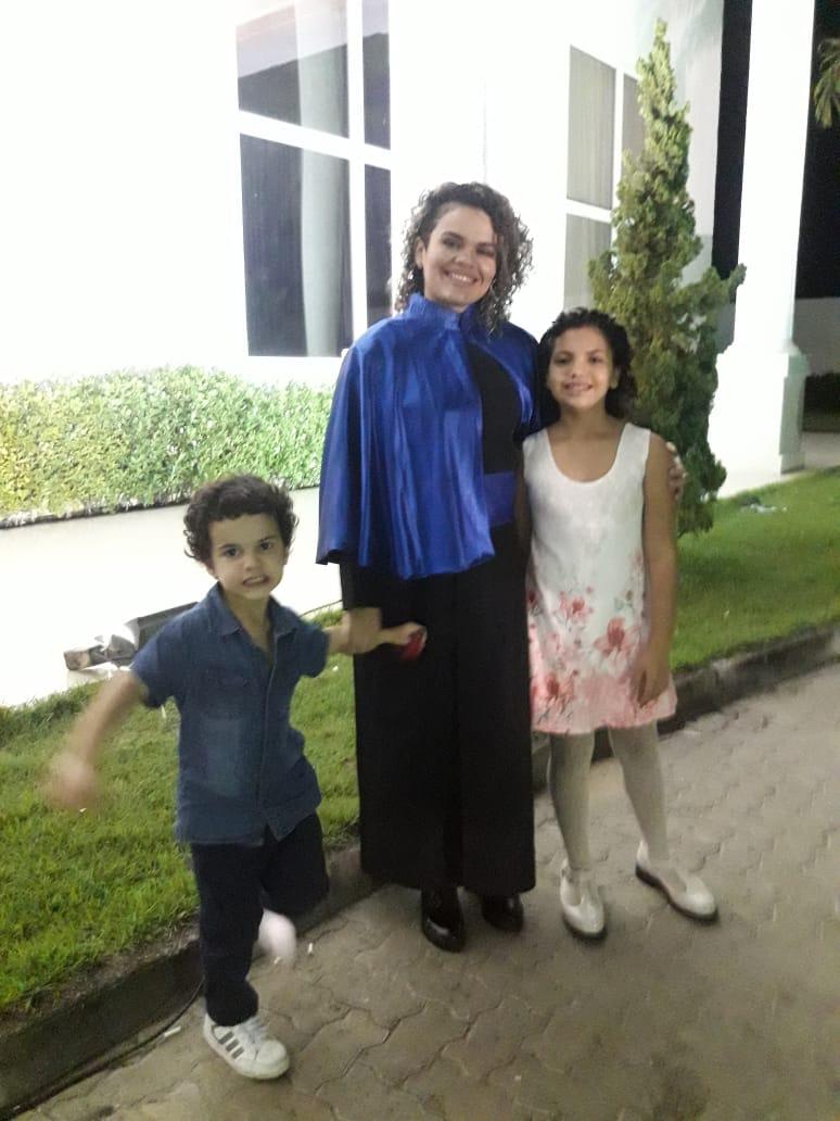 Filha de sertanejos, Sarlene é a primeira da família a chegar ao nível de doutorado. Na foto, ela está com os filhos.