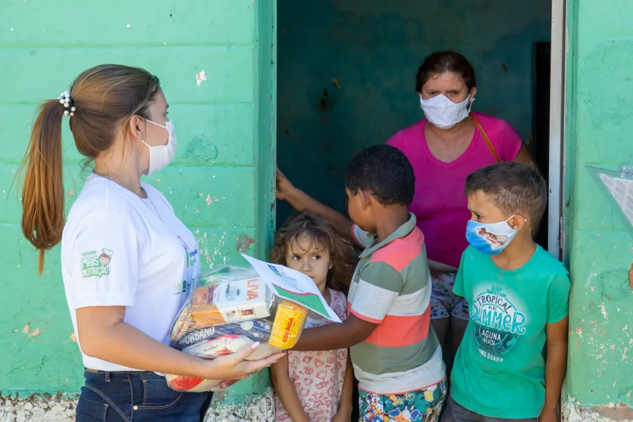 “Estava precisando muito e chegou na hora certa porque não tinha quase nada em casa para dar de comer a meus três filhos”, relatou Naisolôngia Borges de Oliveira ao receber a doação de alimentos por uma assistente social em Várzea Alegre