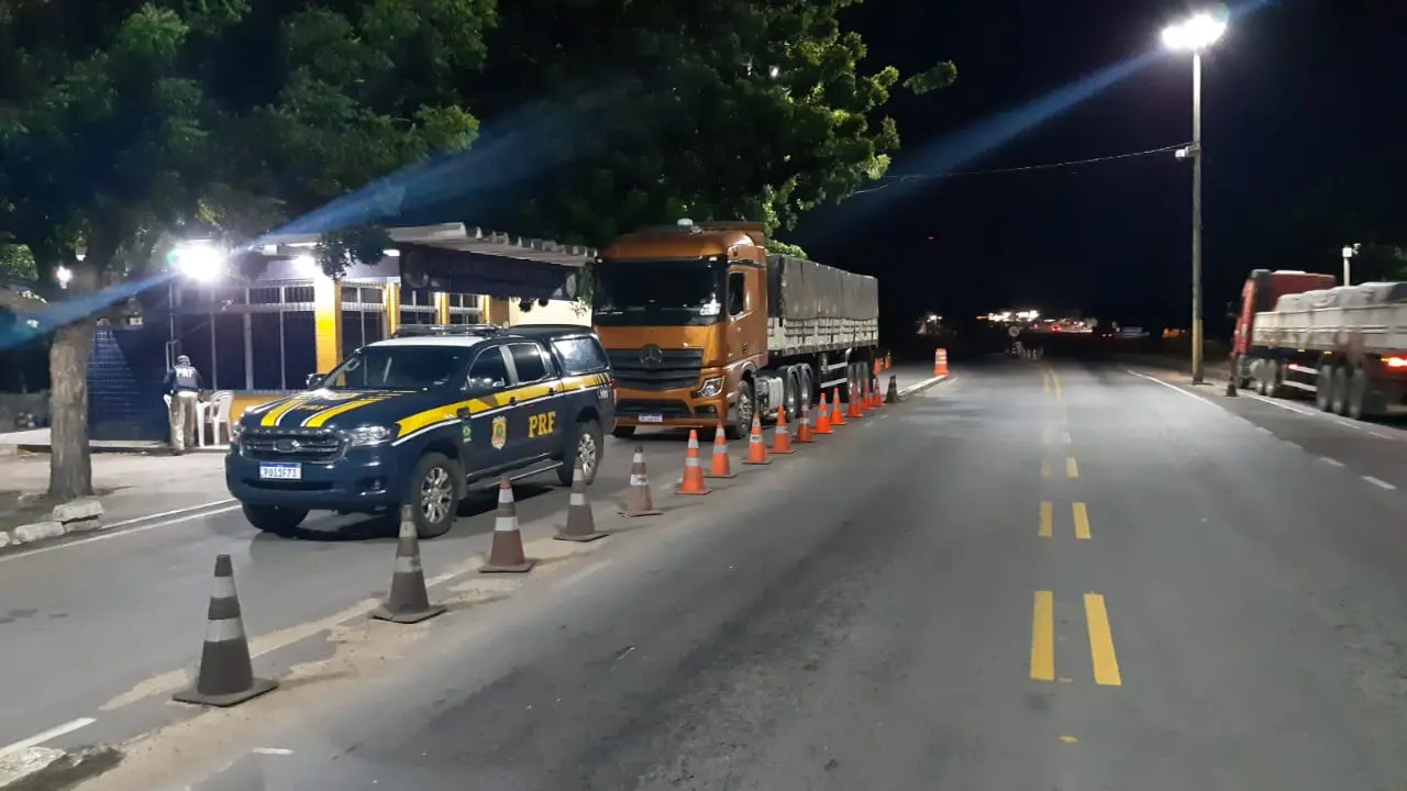 Carreta apreendida em Chorozinho, no Ceará, com sucata de cobre