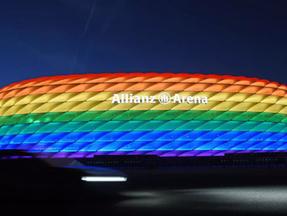 Allianz Arena iluminado com as cores do arco-íris
