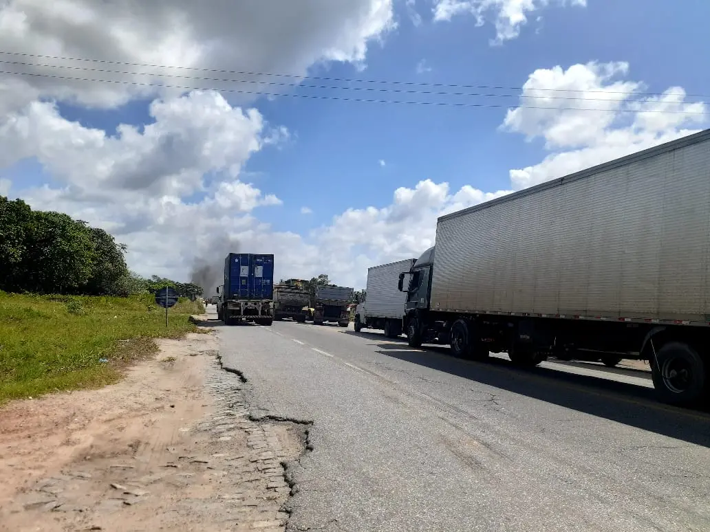 Carros em engarrafamento na BR 222