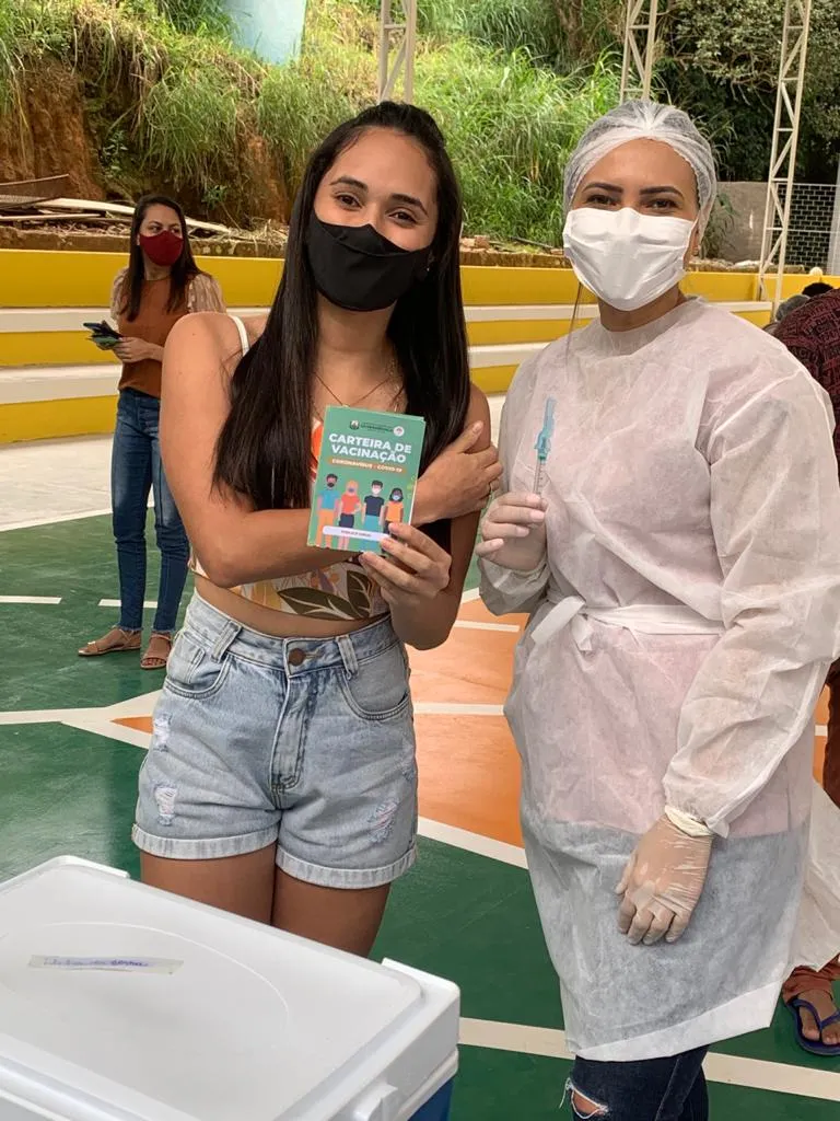Crisvany ao lado da enfermeria Geovanna Melo, que aplicou a vacina.