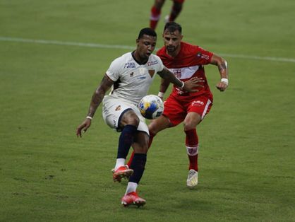 Atletas de Fortaleza e CRB disputam bola na Arena Castelão