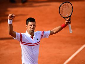 Novak Djokovic comemora atuação com braços para o alto