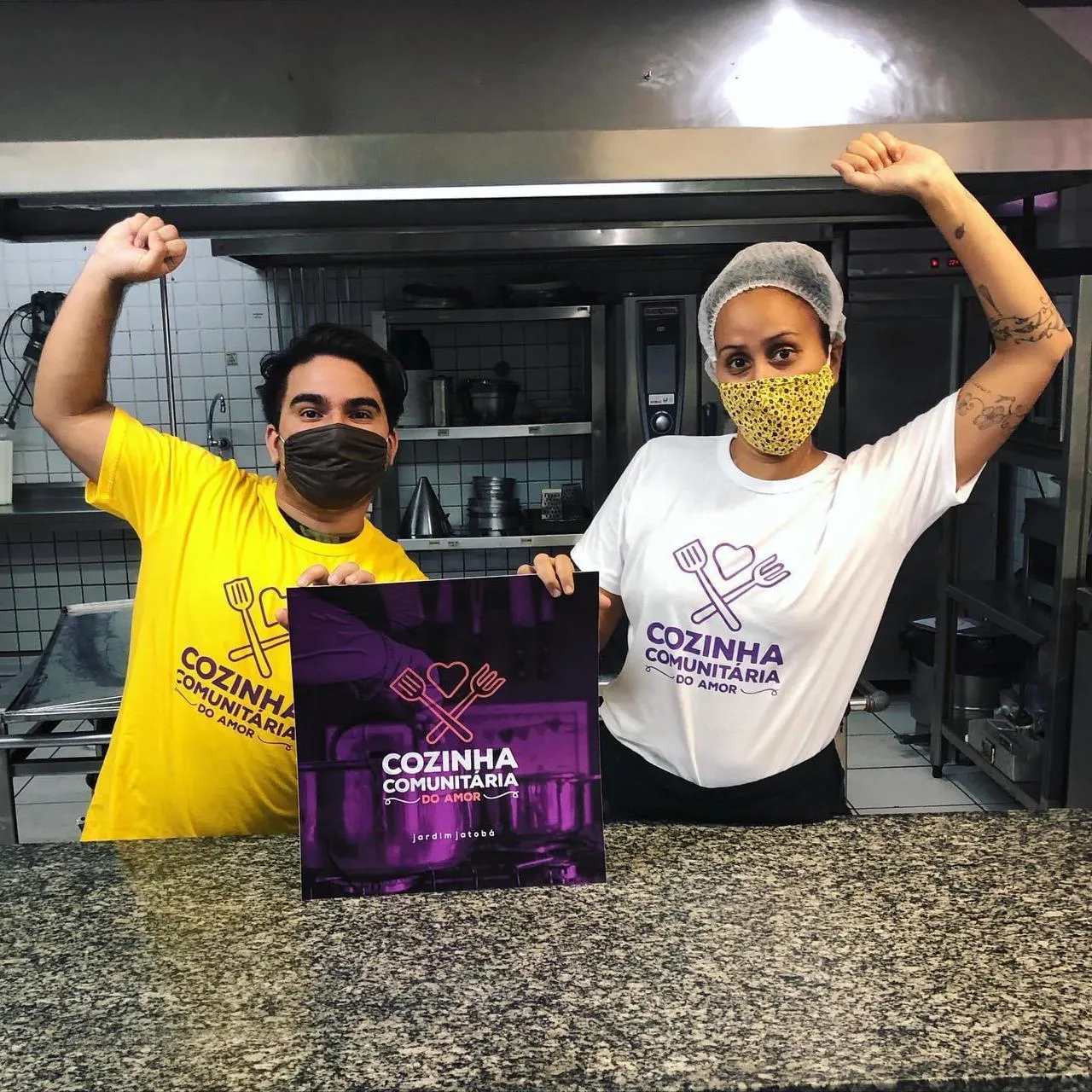 A cozinha era tocada por mulheres das próprias comunidades, mas também contou com o apoio da chef de cozinha e dona do Restaurante Chamego, Marina Araújo