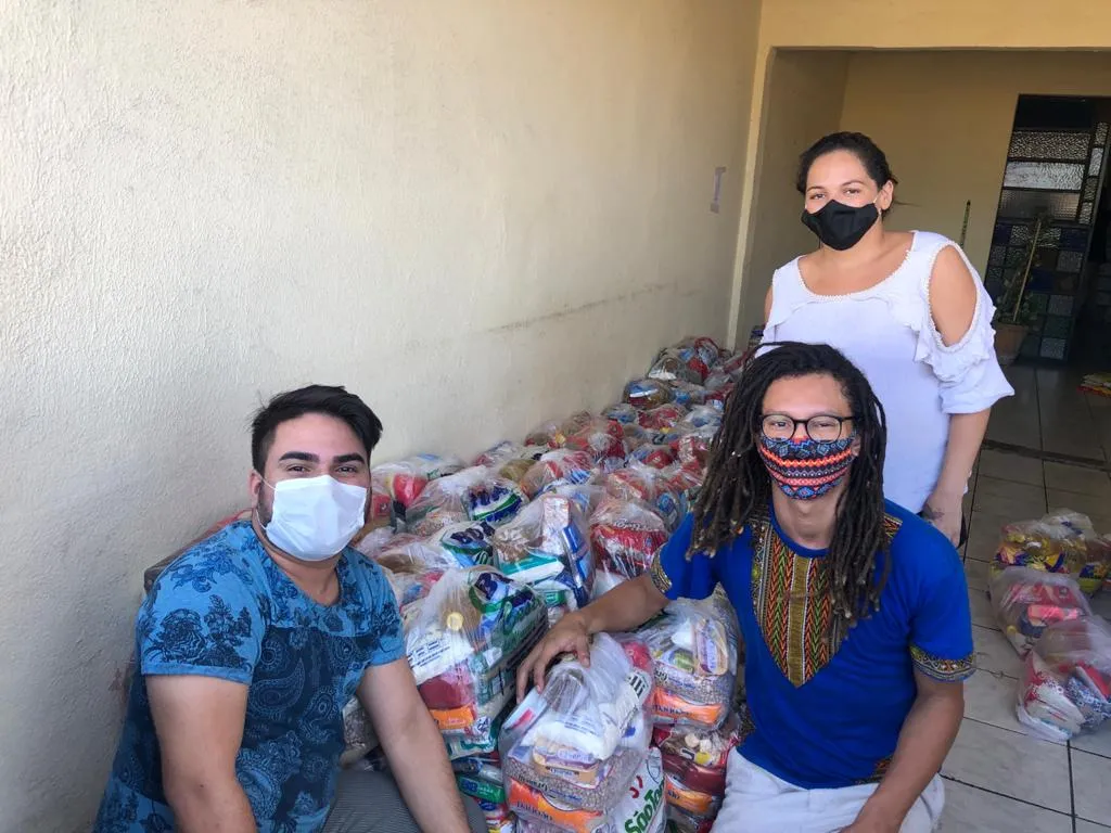 Lucas Alves (com a máscara branca) iniciou a atuação em projetos sociais aos 12 anos com apoio da Associação Brasileira de Magistrados, Promotores e Defensores da Infância e da Juventude (ABMP)