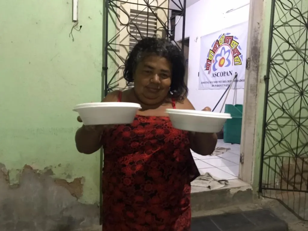 A moradora do bairro Siqueira, Maria Lucia Martins da Silva, foi uma das contempladas com a distribuição das quentinhas