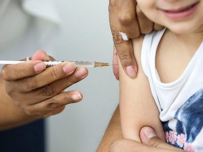 Crianças devem tomar duas doses da tríplice viral: aos 12 meses e aos 15 meses de vida