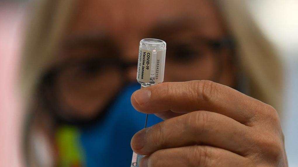 vacina da janssen é colocada em seringa