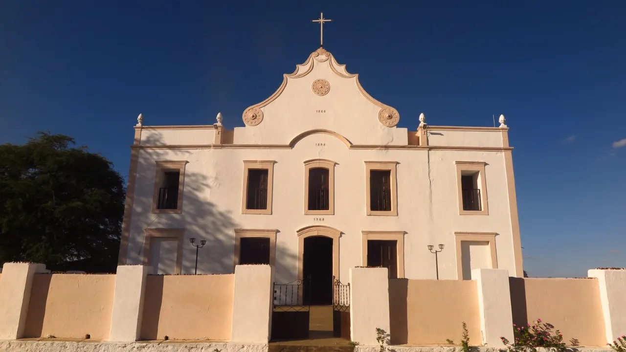 No distrito de Araripe, em Exu (PE), há uma imponente igreja construída há mais de 150 anos em homenagem ao santo