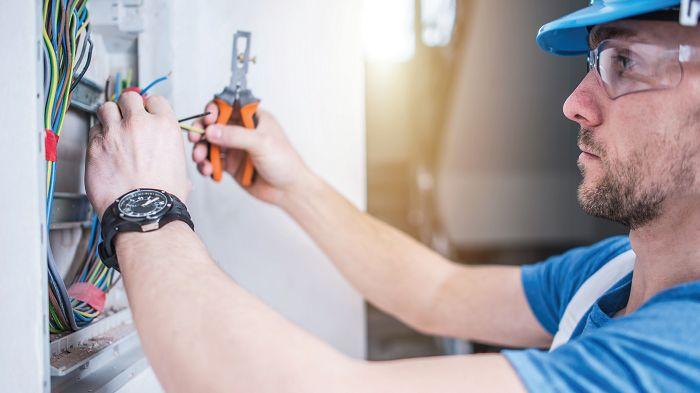 Eletricista trabalhando