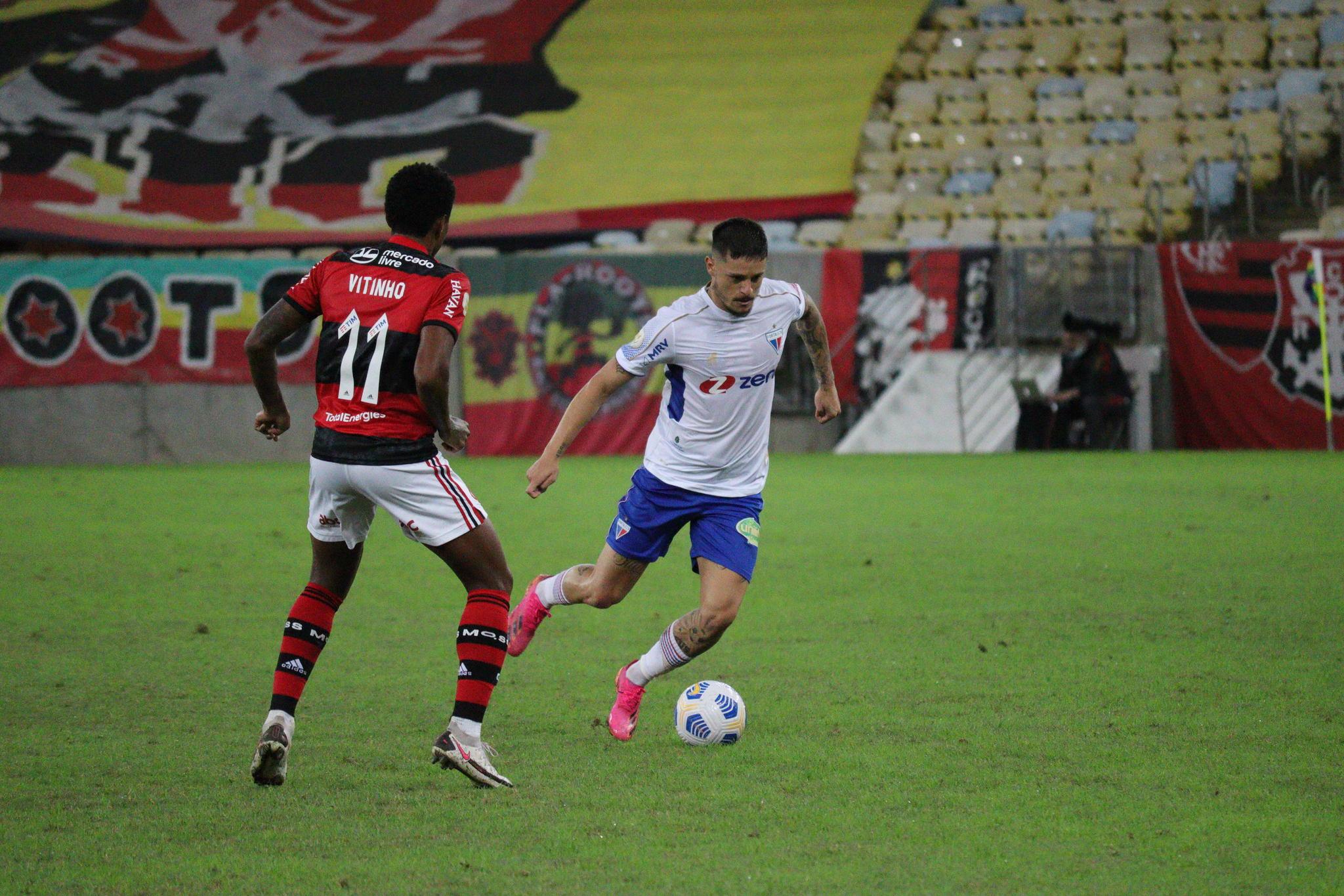 Lucas Crispim com a bola dominada