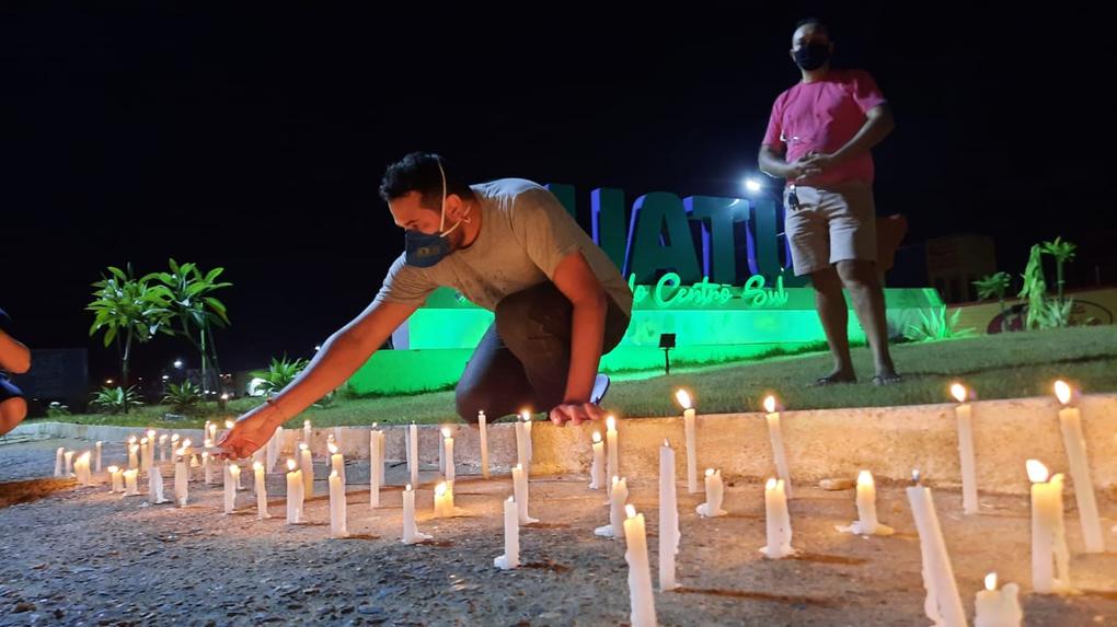 Homem acende velas em Iguatu em homenagem às vítimas da Covid-19 no município