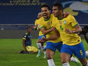Atletas do Brasil comemoram gol contra Colômbia