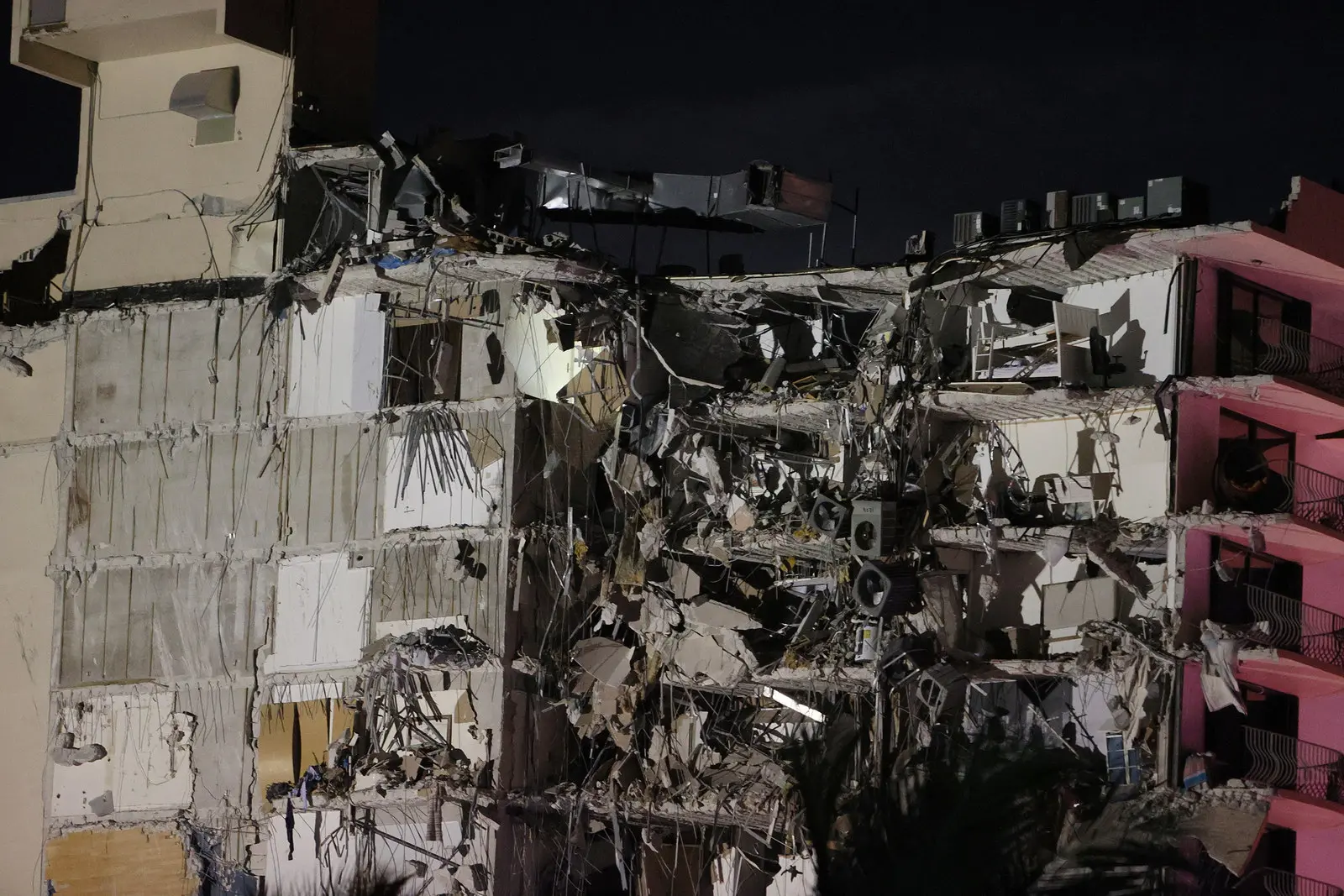 Prédio colapsa parcialmente em Miami, Flórida (EUA)