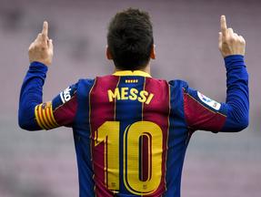 Lionel Messi comemora gol com braços apontados para o céu