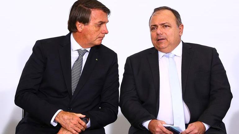 Bolsonaro conversando com Pazuello