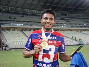 Éderson com a medalha de campeão cearense pelo Fortaleza