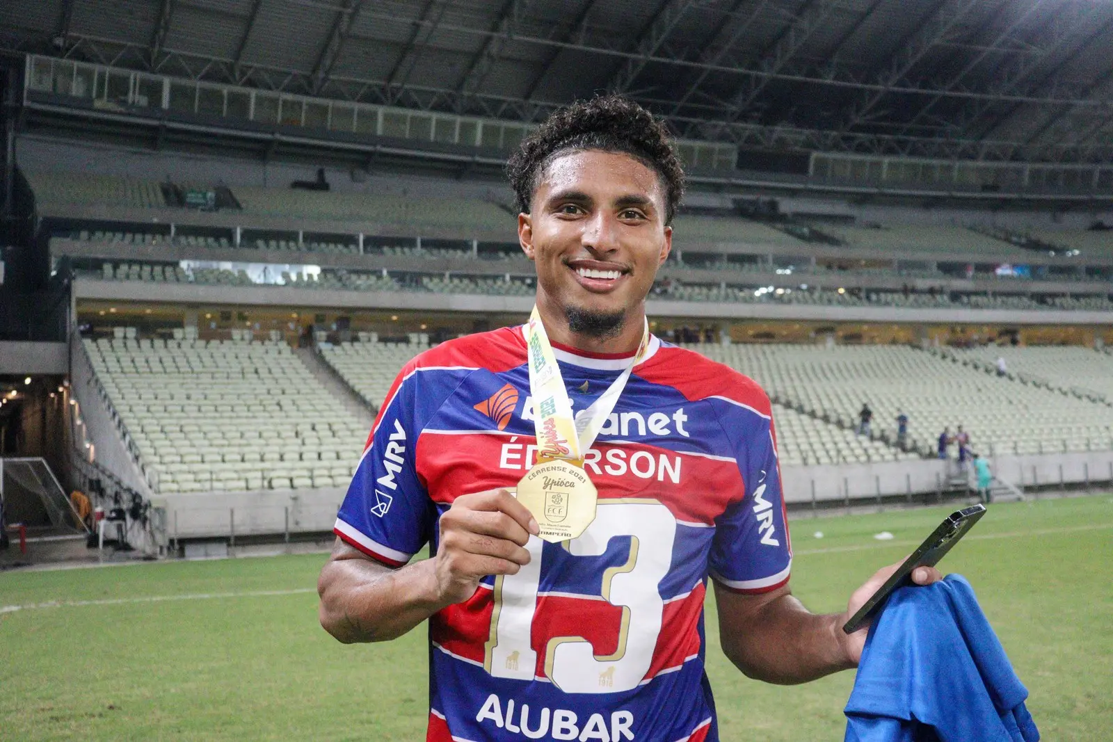 Éderson com a medalha de campeão cearense pelo Fortaleza