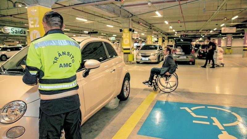 Estacionamento de vaga com pessoa com deficiência
