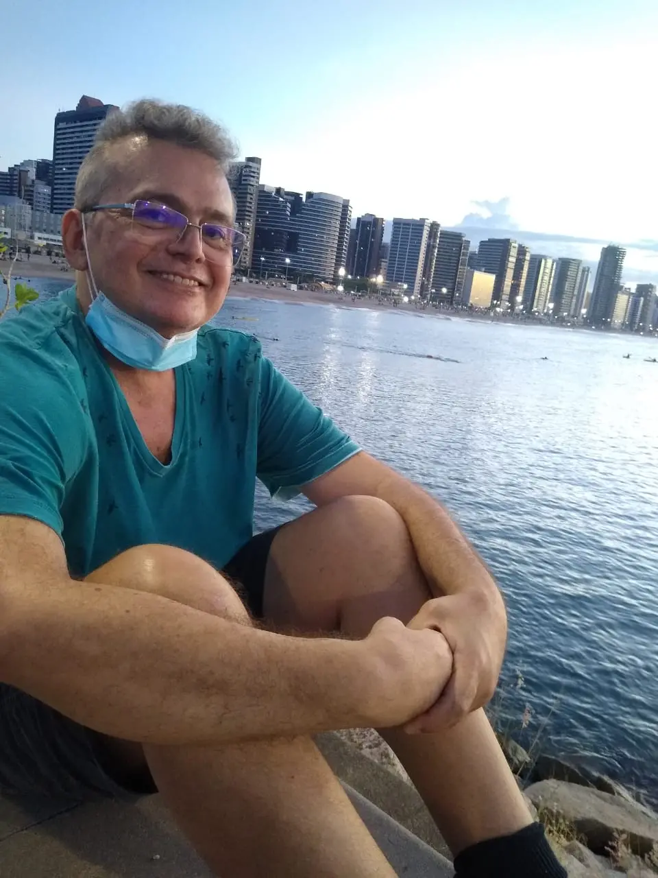 O engenheiro químico Marcelo Fábio Barbosa Freire, 56, enfrentou a forma mais grave da Covid-19 e perdeu a esposa para a doença. Depois de conseguir recuperar os movimentos, ele tem feito acompanhamento psicológico e psiquiátrico e já tenta retomar a rotina.