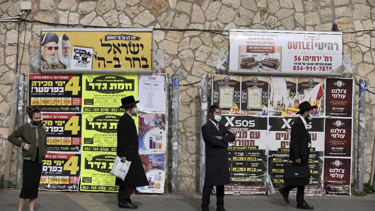 Pessoas usando máscara em parada de ônibus em Israel