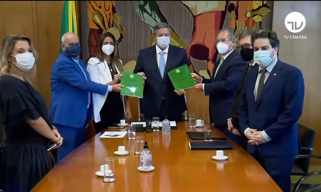 Políticos reunidos para entrega do documento