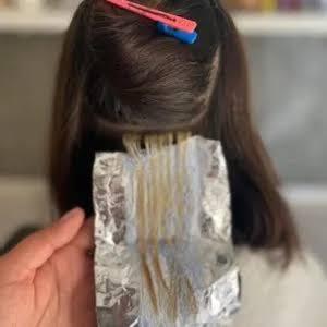 Esta é uma imagem de um cabelo sendo pintado