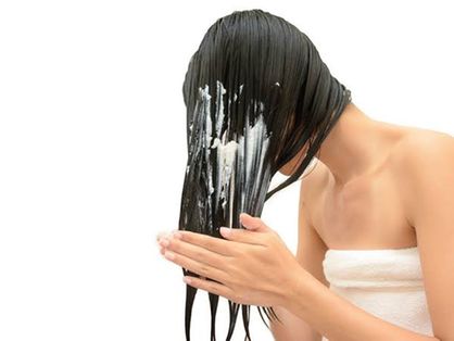 Esta é uma imagem de uma mulher lavando o cabelo