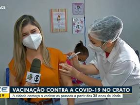 Biana Alencar sendo vacinada contra a Covid-19