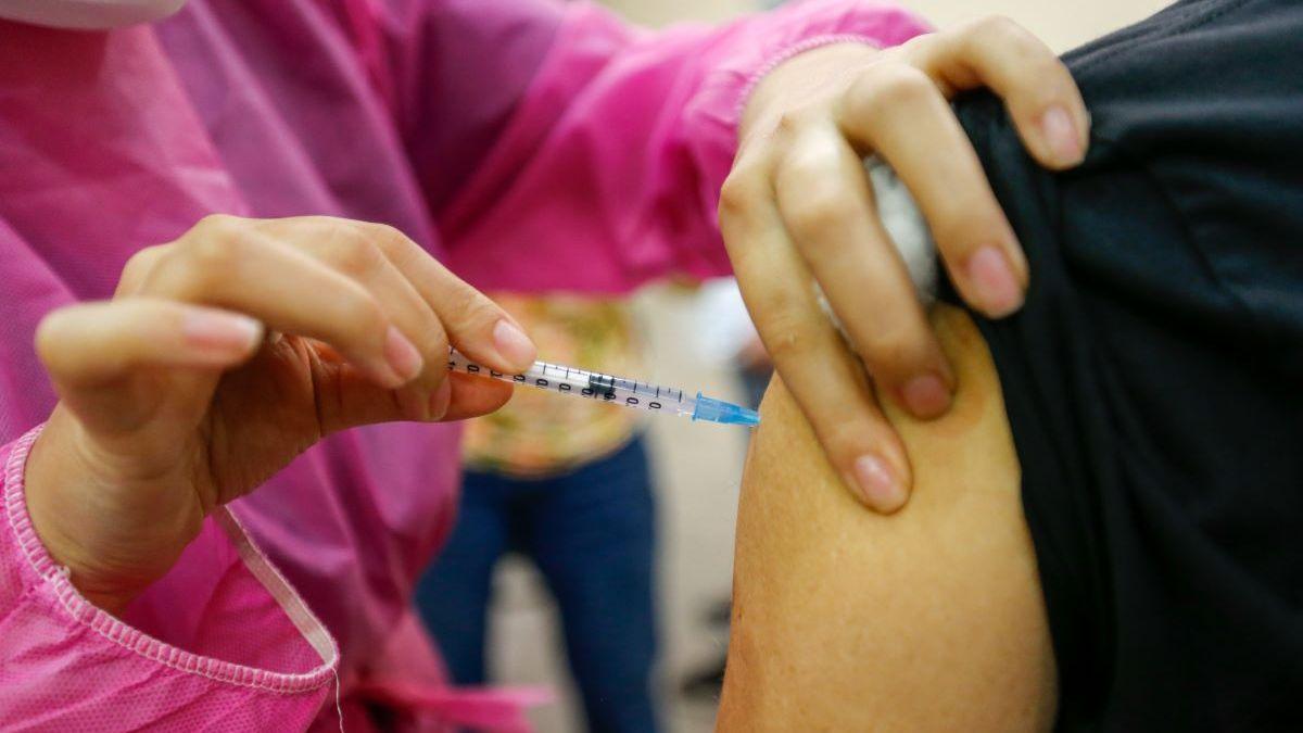 Aplicação de dose da vacina contra a Covid-19 em Fortaleza