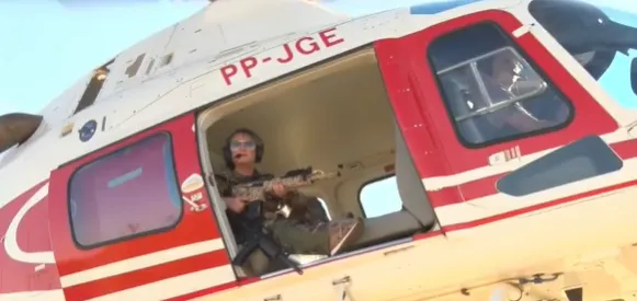 Deputada federal de Goiás, Magda Mofatto (PL), a bordo de helicóptero e portando um fuzil