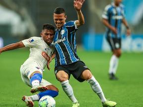 Atletas de Fortaleza e Grêmio disputam bola
