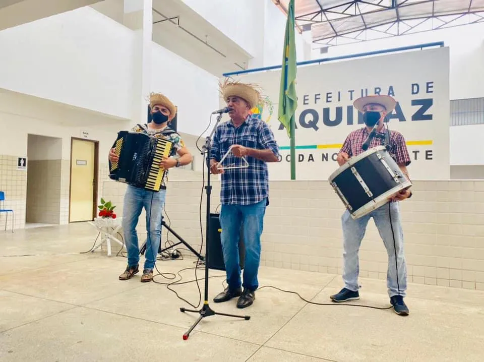 Com bandeirinhas, música junina, camisa xadrez e chapéu de palha, a Prefeitura de Aquiraz também realizou seu Arraiá da Saúde na metade de junho