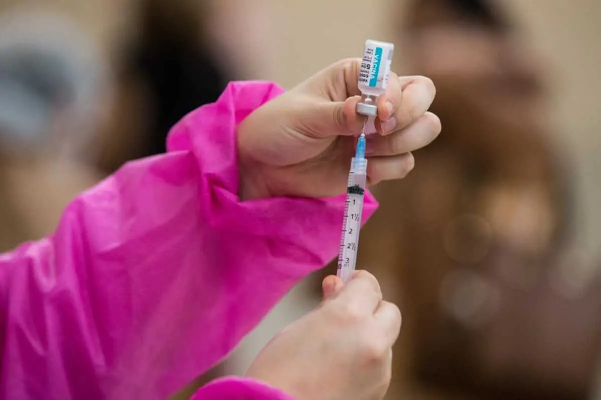 Profissional manuseia seringa