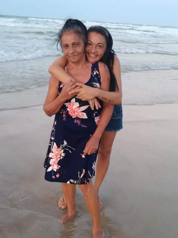 Foi com alegria que Maria Neusa e sua filha, Sirliely, receberam o cartão-alimentação, já que é mais uma garantia da comida no prato ao longo de todo o mês