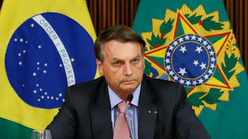 Bolsonaro com semblante sério