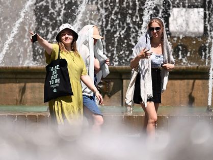 Três mulheres passeando sem máscara na Itália