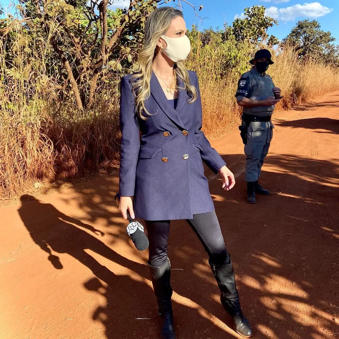 Jornalista do SBT vestindo casaco azul durante cobertura do caso Lázaro, antes de ser mordida por pitbull