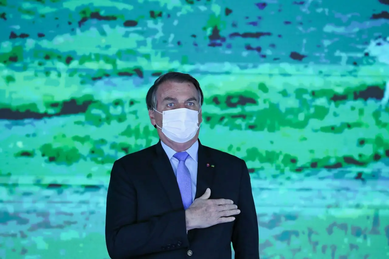 Bolsonaro de máscara durante evento no Palácio do Planalto