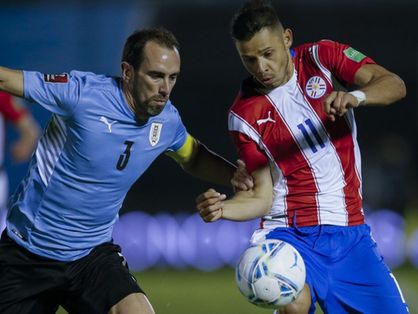Atletas de Uruguai e Paraguai disputam bola