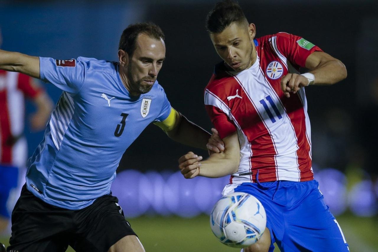 Atletas de Uruguai e Paraguai disputam bola